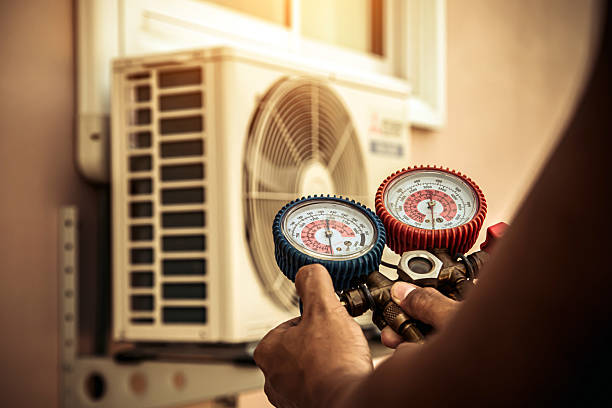 Professional Hvac technician working in Nederland, TX